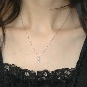 K18WG・ダイヤモンド0.3ct スリーストーンペンダント(ネックレス)