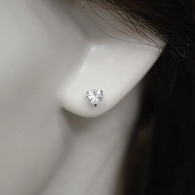 K14WG・キュービックジルコニア ハートカットピアス