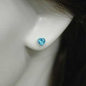 K14WG・ブルートパーズ ハートカットピアス