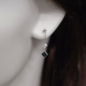 K14WG・ブラックオニキス&CZ スクエアチェーンピアス