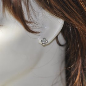 クロスフォーニューヨーク(ダンシングストーン) トゥインクルクローバーピアス NYE-104