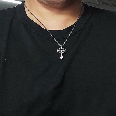 【有名ブランド処分品】【92%OFF】動き出したら止まらない!メンズペンダント(ネックレス) 光十字が浮かび上がる! 輝きながら揺れる メンズジュエリー 男性用 リリーオブクロスペンダント