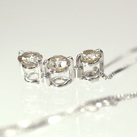 K18WG・ダイヤモンド0.3ct　スリーストーンペンダント（ネックレス）