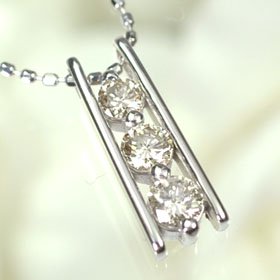 K18WG・ダイヤモンド0.3ct　スリーストーンペンダント（ネックレス）