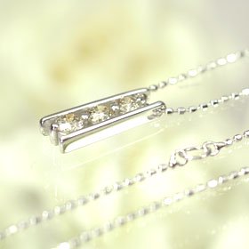 K18WG・ダイヤモンド0.3ct　スリーストーンペンダント（ネックレス）