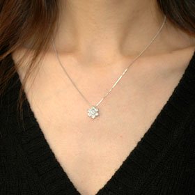 K18WG・ダイヤモンド1.0ct　フラワーペンダント（ネックレス）