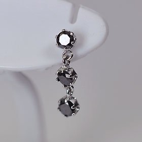 K10WG・ブラックダイヤモンド0.5ct　スリーストーンピアス