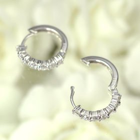 K18WG・ダイヤモンド0.5ct　ハーフエタニティーピアス