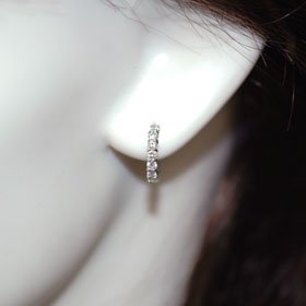 K18WG・ダイヤモンド0.5ct　ハーフエタニティーピアス