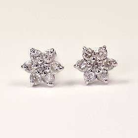 天然ダイヤモンド0.2ct×ホワイトゴールド　７石フラワーピアス