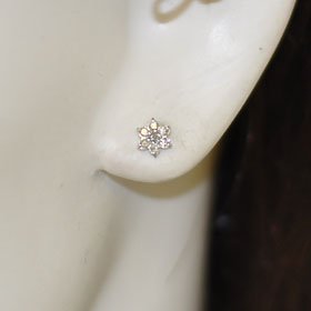 天然ダイヤモンド0.2ct×ホワイトゴールド　７石フラワーピアス