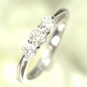 プラチナ ダイヤモンド0.5ct スリーストーンリング トリロジー