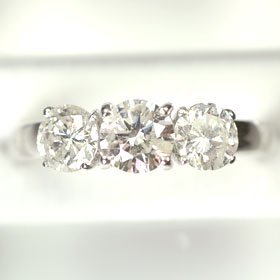 プラチナ ダイヤモンド1.0ct スリーストーンリング トリロジー 1カラット