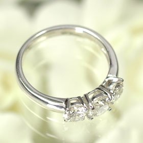 プラチナ ダイヤモンド1.0ct スリーストーンリング トリロジー 1カラット