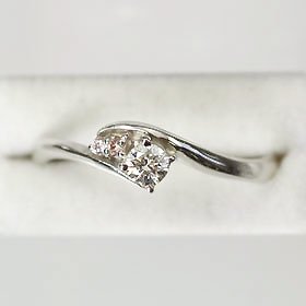 K18WG・ダイヤ0.1ct・ピンクダイヤモンド0.02ct　スリーストーンリング