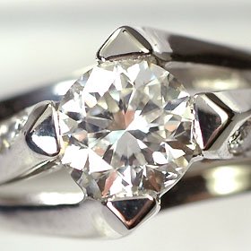 プラチナ・ダイヤモンド0.6ct（Hカラー・SI・GOOD・0.5ct・鑑定書付＋0.1ct）　エレガンスリング