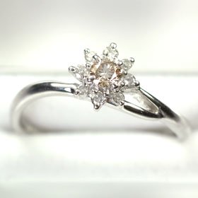 K18WG・ダイヤモンド0.18ct　フラワーリング