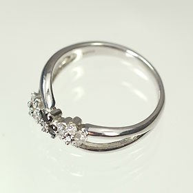 K18WG・ダイヤ＆ブラックダイヤモンド0.35ct トリプルフラワーリング