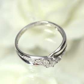 プラチナ・ダイヤモンド0.3ct　クロスラインリング