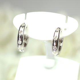 K18WG・ダイヤモンド0.12ct　ピアリング