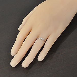 【婚約指輪】プラチナ・ダイヤモンド0.19ct（SIクラス・鑑別書カード付）　エンゲージデザインリング