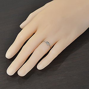 【婚約指輪】プラチナ・ダイヤモンド0.08ct（SIクラス・鑑別書カード付）　エンゲージデザインリング