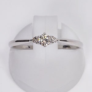 婚約指輪 プラチナ・ダイヤモンド0.1ct＋0.03ct（SIクラス・鑑別書カード付） エンゲージ３ストーンリング プロポーズリング