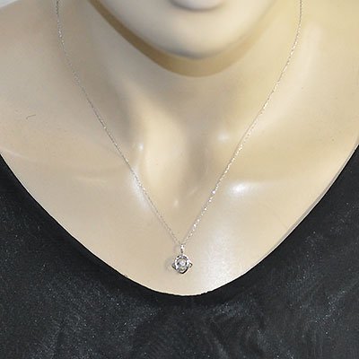 クロスフォー ダンシングストーン K10WG・ダイヤモンド0.05ct ペンダント（ネックレス）