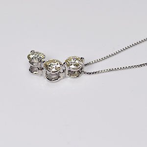 プラチナ・ダイヤモンド0.3ct（VSクラス・H&C・鑑別書カード付） スリーストーン トリロジー ダイヤモンドネックレス